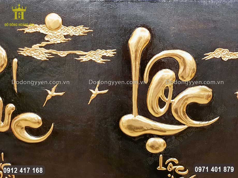 Chữ được chạm th&uacute;c nổi v&ocirc; c&ugrave;ng sắc n&eacute;t theo kiểu chữ thư ph&aacute;p